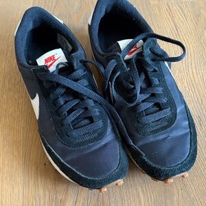 Women’s black nice tennis shoe. Size 7.5